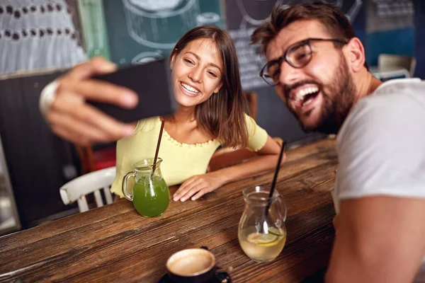 Unga Glada Par Njuter Att Selfie Ett Café — Stockfoto