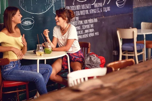 Jovens Turistas Sexo Feminino Conversando Café Após Longa Viagem — Fotografia de Stock