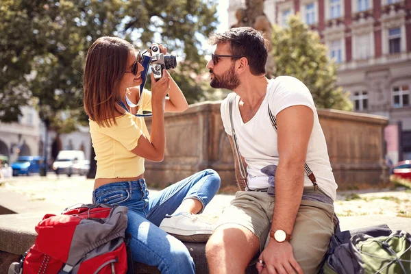 Jovem Casal Turístico Desfrutando Tirar Fotos Nos Marcos Cidade — Fotografia de Stock