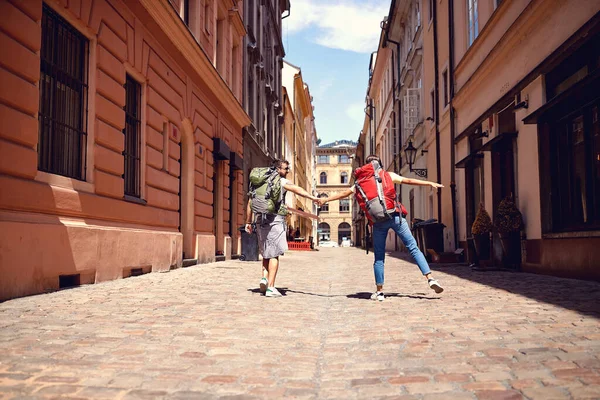 Joven Pareja Turistas Caminando Disfrutando Las Calles Ciudad — Foto de Stock