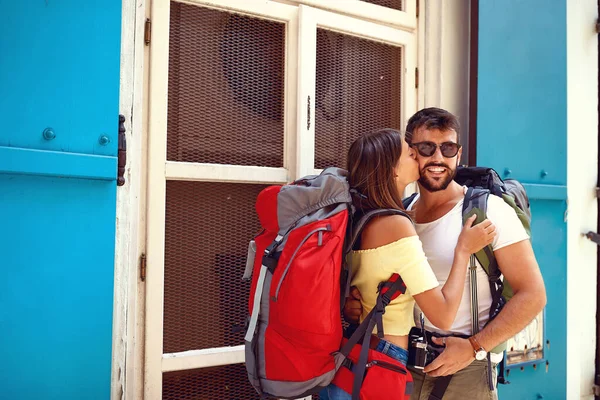 Joven Pareja Turistas Enamorados Feliz Por Nuevo Destino Viaje — Foto de Stock