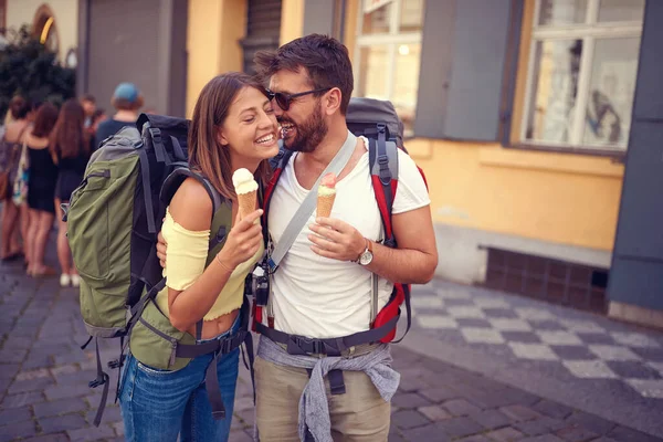 Unga Glada Turist Par Njuter Kärlek Och Glass Stadens Gator — Stockfoto