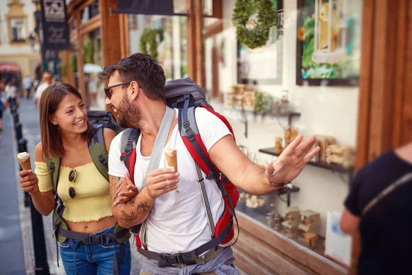 Genç Mutlu Turist Çiftimiz Güzel Bir Havada Sokaklarda Yürürken Dondurmanın — Stok fotoğraf