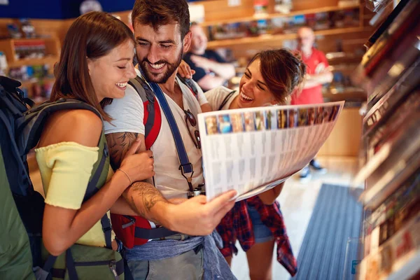 Young Cheerful Tourists Store Buying City Map — Stock Photo, Image