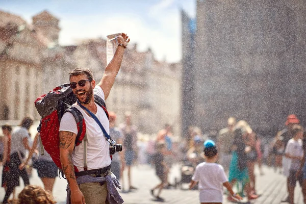 Ung Man Turist Njuter Fontaine Dusch Och Stadens Landmärken Ett — Stockfoto