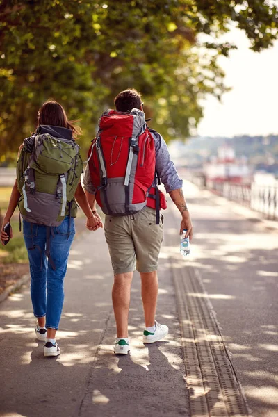 Young Tourist Couple Enjoying Walk Park Beautiful Weather — Stock Photo, Image