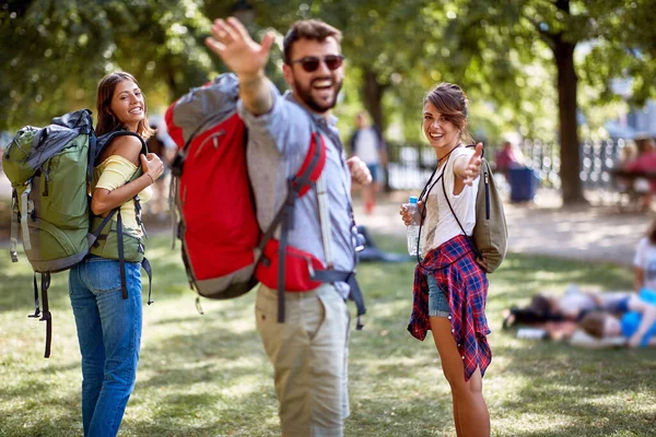 Jovens Turistas Posando Parque Clima Bonito — Fotografia de Stock