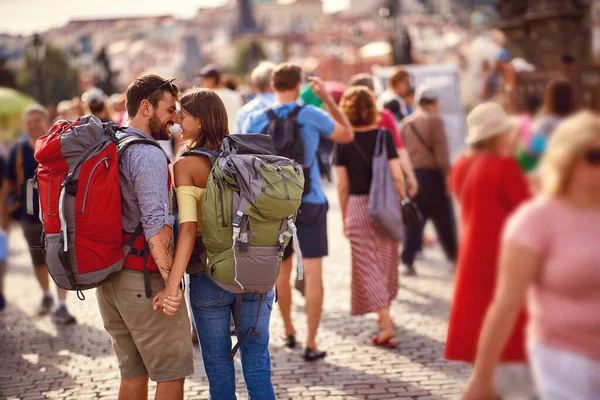 Unga Turist Par Romantiska Stunder Stadens Gator Ett Vackert Väder — Stockfoto