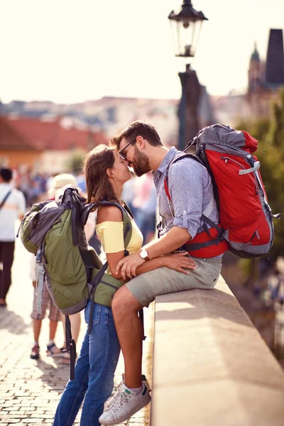 Young Tourist Couple Kissing City Bridge Beautiful Weather — Stock Photo, Image