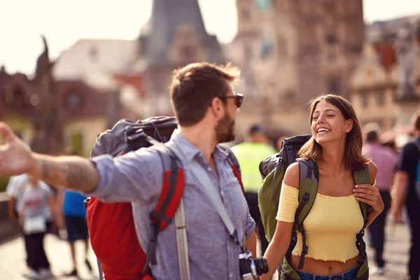 Joven Pareja Turistas Alegres Turismo Por Las Calles Ciudad Con — Foto de Stock