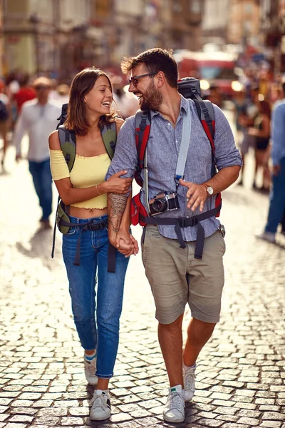Junges Touristenpaar Verliebt Bei Schönem Wetter Auf Den Straßen Der — Stockfoto