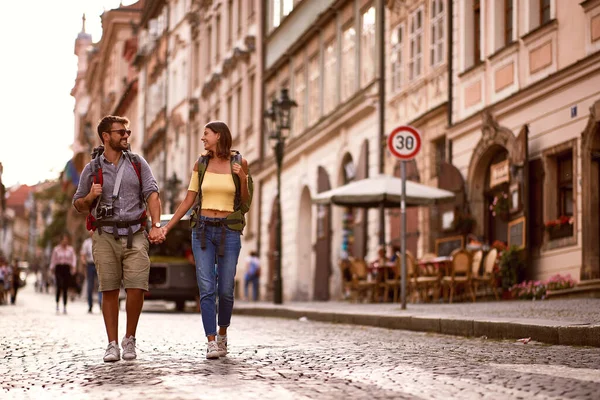 Güzel Bir Havada Şehirde Yürüyen Sevimli Bir Turist Çifti — Stok fotoğraf