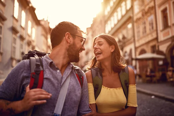 Genç Turist Çift Güzel Bir Havada Harika Bir Seyahate Çıktılar — Stok fotoğraf