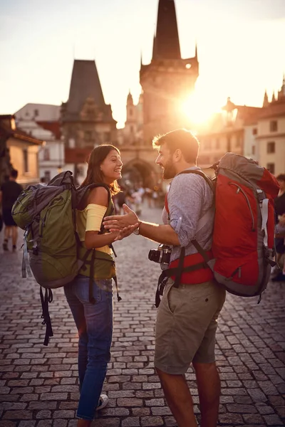 Junges Touristenpaar Genießt Bei Schönem Wetter Den Sonnenuntergang Auf Den — Stockfoto