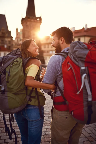 Jeune Couple Touristes Dans Moment Romantique Coucher Soleil Sur Une — Photo