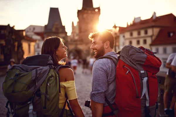 Junges Touristenpaar Und Die Liebe Auf Den Straßen Der Stadt — Stockfoto