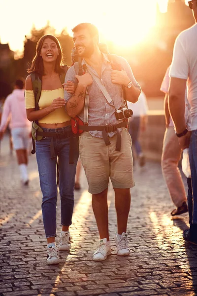 Junges Touristenpaar Erkundet Die Stadt Bei Schönem Sonnenuntergang — Stockfoto