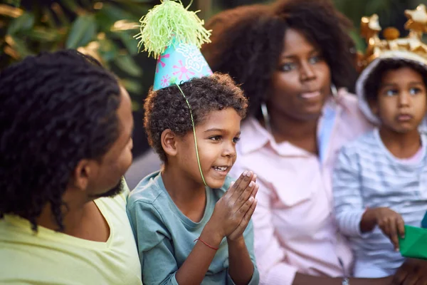 Familia Afroamericana Reunida Fiesta Cumpleaños — Foto de Stock