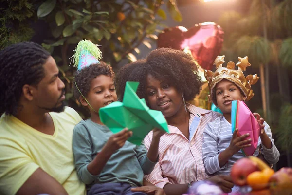 Familia Afro Americana Reunida Fiesta Cumpleaños Jugando Junto Con Sombrero — Foto de Stock