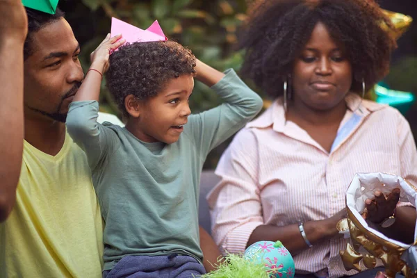 Família Afro Americana Brincando Junto Com Chapéus Papel Festa Aniversário — Fotografia de Stock