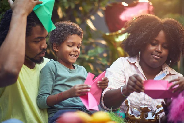 Afro Amerikaanse Ouders Spelen Met Hun Zoon Een Verjaardagsfeestje Saamhorigheid — Stockfoto