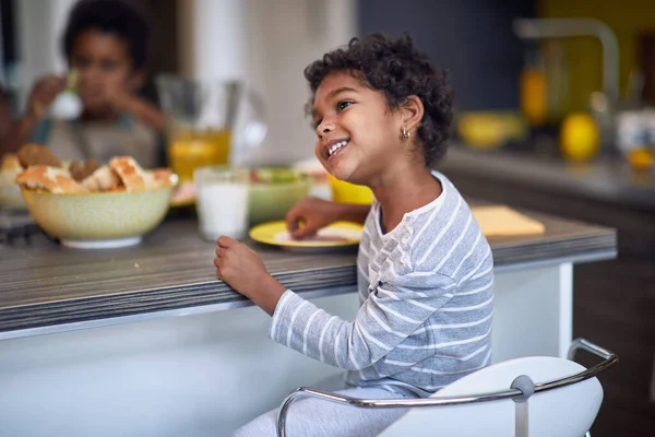 Χαριτωμένο Μικρό Αφρο Αμερικανικό Κορίτσι Χαμογελά Στο Τραπέζι Έχοντας Πρωινό — Φωτογραφία Αρχείου
