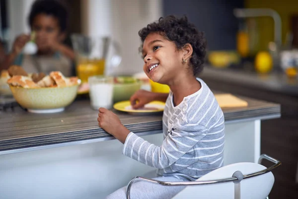 Linda Niña Afroamericana Sonriendo Mesa Comedor Desayunando — Foto de Stock