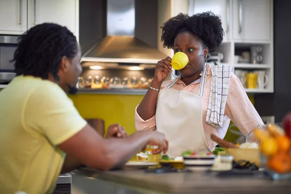 Afro Americká Žena Pije Kávu Překvapen Otevřenýma Očima — Stock fotografie