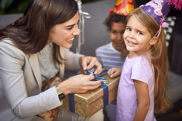 Schöne Junge Erwachsene Weibliche Auspacken Geburtstagsgeschenk Für Kleine Kaukasische Mädchen — Stockfoto