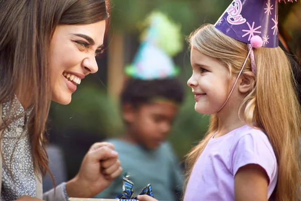 Primer Plano Hermosa Hembra Adulta Joven Dando Regalo Cumpleaños Una — Foto de Stock