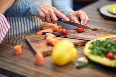 Kiraz domatesi kesen yaşlı ellere yakın durun.