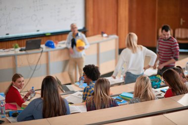 Profesör ve öğrenciler bir amfitiyatroda ders arası verdiler.