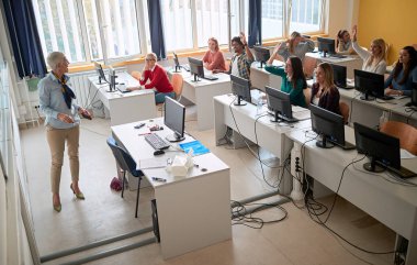 Üniversitenin bilgisayar sınıfında ders veren bayan profesör.