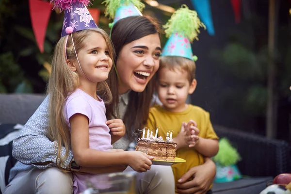 Junge Schöne Brünette Lacht Zwischen Kleinen Mädchen Und Jungen Mit — Stockfoto