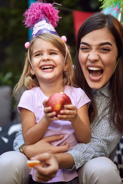 Primer Plano Hermosa Joven Morena Riendo Con Linda Niña Regazo — Foto de Stock