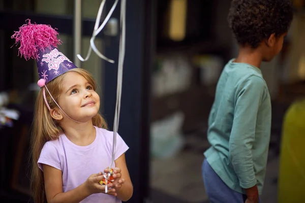 Menina Bonito Com Chapéu Aniversário Olhando Para Balão Que Ela — Fotografia de Stock