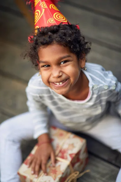 Close Afro Americano Bonito Menina Situada Chão Madeira Com Mão — Fotografia de Stock