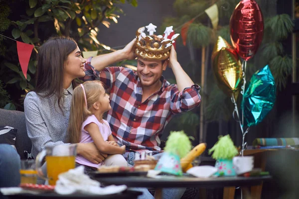 Junger Papa Amüsiert Tochter Mit Gelber Aufblasbarer Krone Bei Geburtstagsparty — Stockfoto