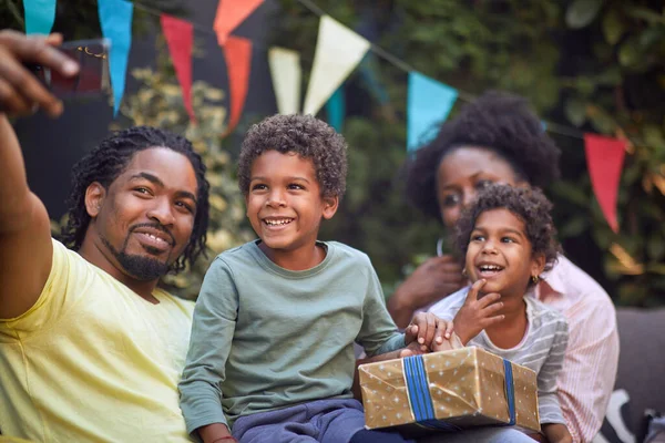 Jong Afro Amerikaanse Vader Nemen Selfie Met Zijn Familie Zijn — Stockfoto