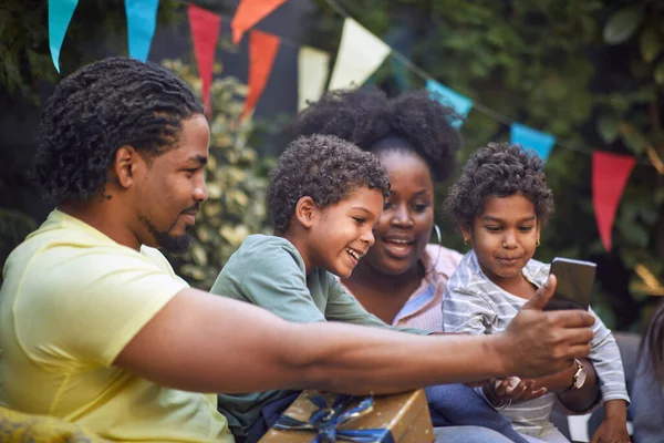 Junger Afroamerikanischer Vater Zeigt Seiner Familie Etwas Auf Seinem Handy — Stockfoto