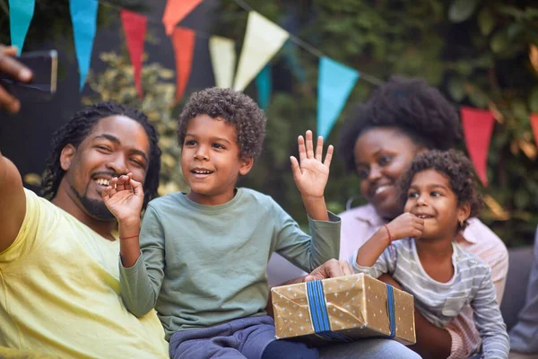 Joven Padre Afroamericano Tomando Selfie Con Familia Niño Pequeño Con — Foto de Stock