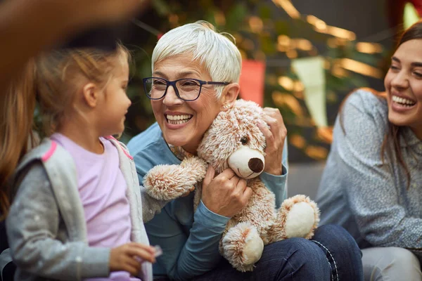 Abuela Sosteniendo Oso Peluche Jugando Con Nieta Sonriendo — Foto de Stock