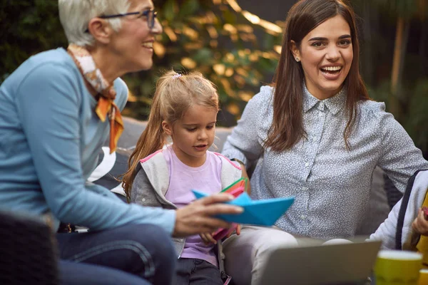 Tre Generationers Koncept Liten Flicka Med Sin Mor Och Mormor — Stockfoto