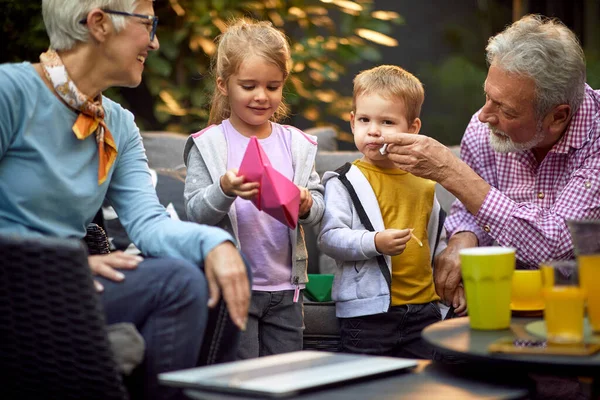 Caucasian Grandparents Enjoying Grandchildren — Stock Photo, Image