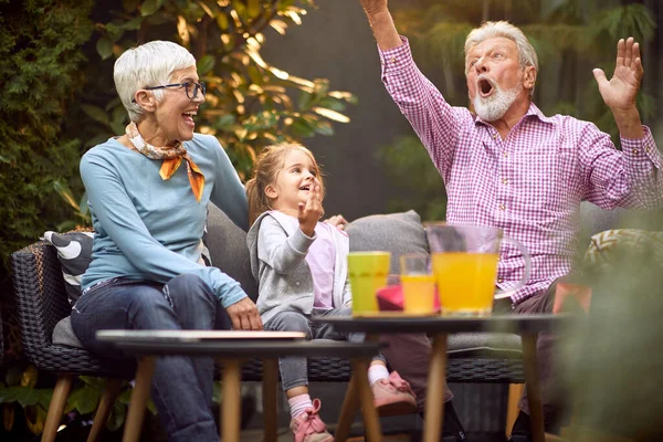 Caucasian Grandpa Amusing Granddaughter Her Grandma — Stock Photo, Image