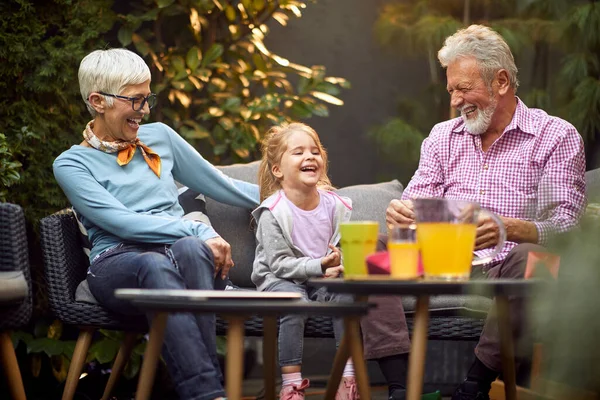 Caucásicos Abuelos Riendo Voz Alta Con Nieta Teniendo Maravilloso Tiempo — Foto de Stock