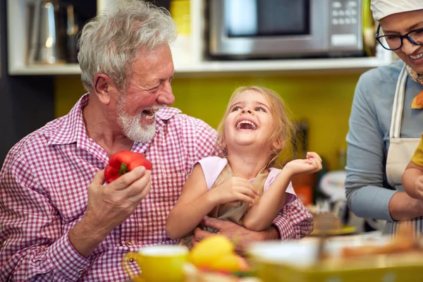 Nieta Sentada Regazo Abuelo Cocina Riendo Juntos Mientras Abuela Haciendo — Foto de Stock