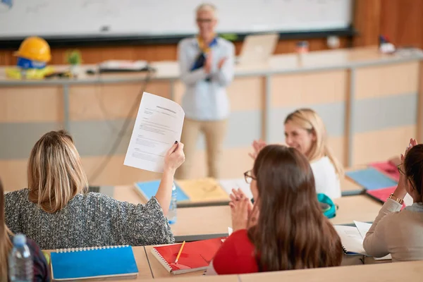 Schüler Gratulieren Kollegin Zur Prüfungsnote Amphitheater — Stockfoto