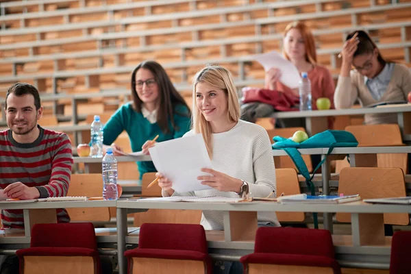 Studenter Amfiteater Nöjda Med Examen Poäng — Stockfoto