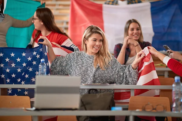 Studenti Che Posano Con Bandiere Dei Loro Paesi Anfiteatro — Foto Stock